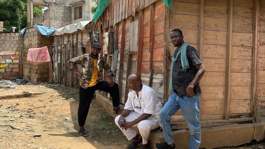 De gauche à droite:  Tampidaro, Saadio et Ibou Diagne dans la rue où se trouvent leurs ateliers d'artiste à Ouakam, quartier populaire du centre de Dakar.