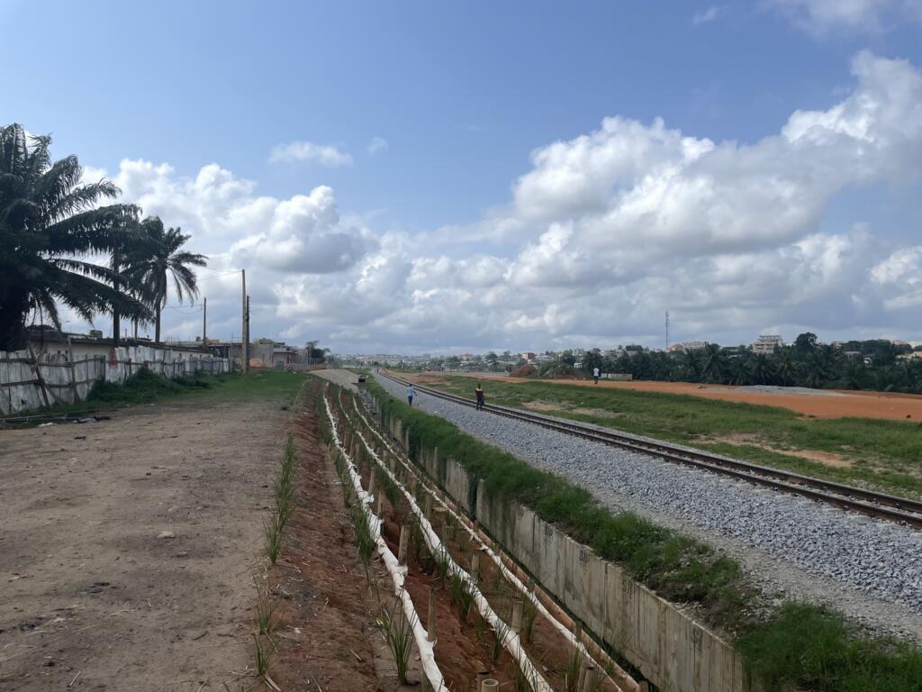 Le futur métro d'Abidjan longera les rails de la ligne ferroviaire Abidjan-Ouagadougou. Ici, près de la future station Anyama-Centre.