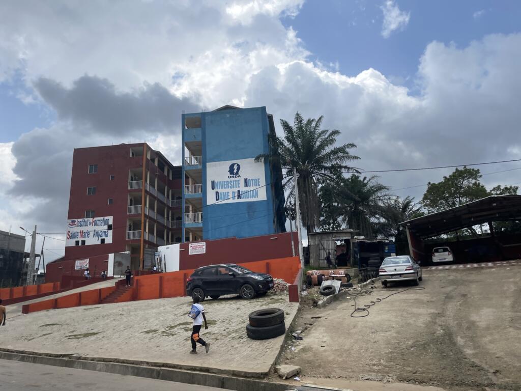 "Comme la ville a grandi, il faut des centres de santé, des écoles, il faut réhabiliter les autres écoles, il faut des lycées parce qu'on n'a que deux lycées publics. Il y a beaucoup plus de lycées privés que des lycées publics", prévient la maire d'Anyama, Fatim Bamba.