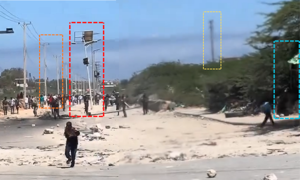 Ces éléments visuels permettent de géolocaliser la scène.