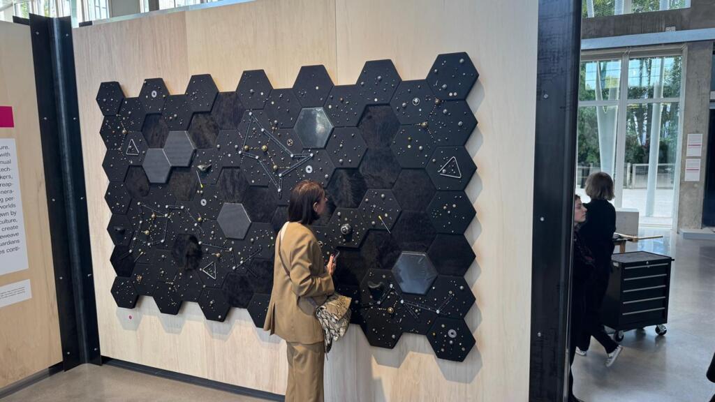 L'œuvre «Rayan», de l'artiste Sarah Benslimane, ouvre le parcours de l'exposition «Trouver son Monde», à la galerie du 19M.