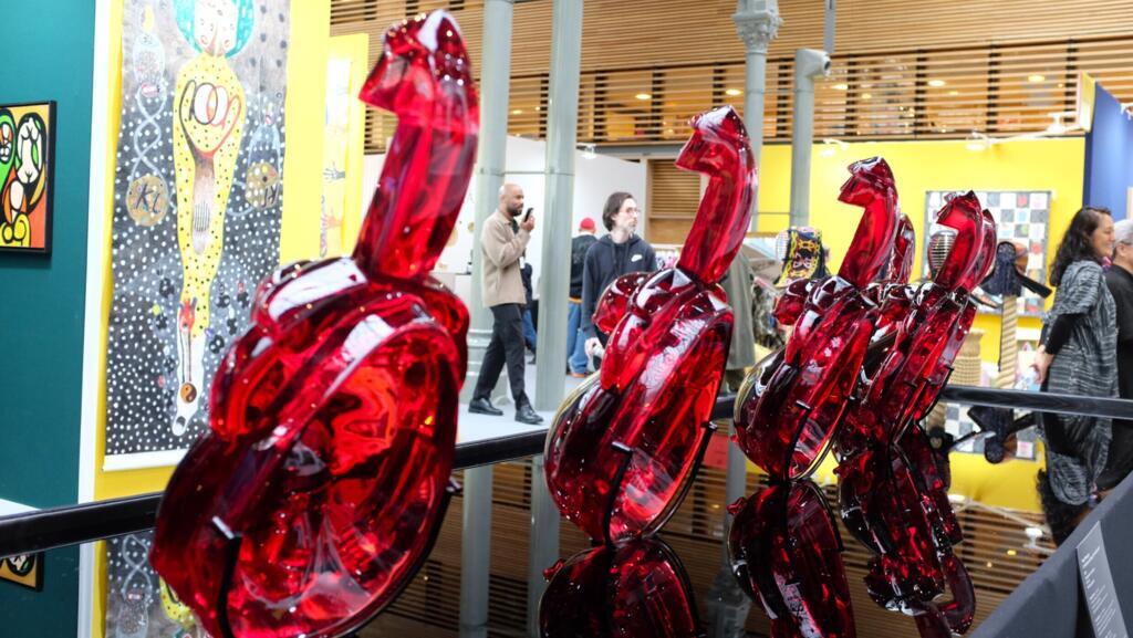 « TransAppearance – naissance », sculptures en résine rouge, partie de l’œuvre monumentale, « La troisième esthétique », de l’artiste et designer camerounais Serge Mouangue, à AKAA 2025, Paris.