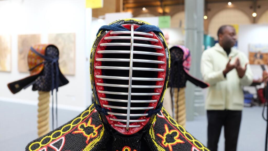 Masque kendo de l’œuvre monumentale, « La troisième esthétique », de l’artiste et designer camerounais Serge Mouangue, à AKAA 2025, Paris.
