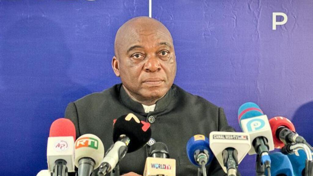 L'ex-ministre Ahoua Don Mello annonçant son intention d'être candidat à la présidentielle ivoirienne du 25 octobre, le 1er août 2025 à Abidjan.