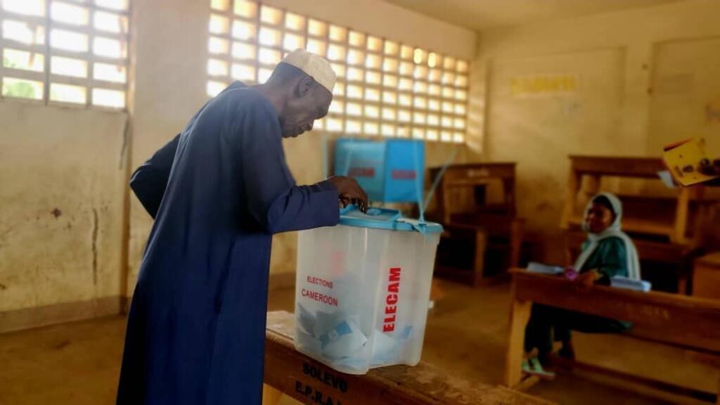 Une électeur glissant un bulletin dans une urne à Garoua, le 12 octobre 2025, pour la présidentielle camerounaise.
