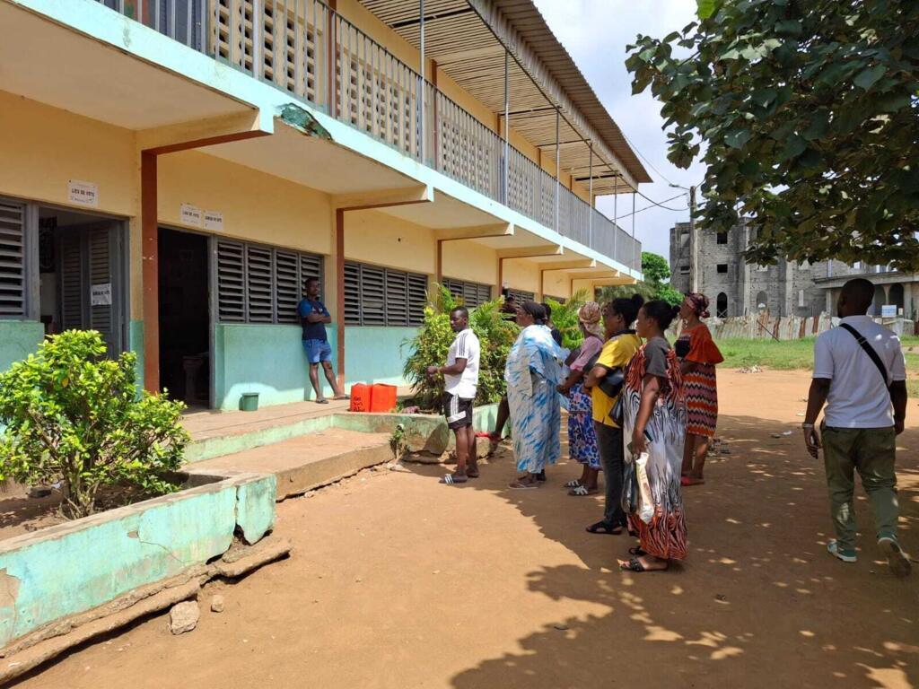 Des Ivoiriens attendent pour voter à l'école Saint-André, à Yopougon.