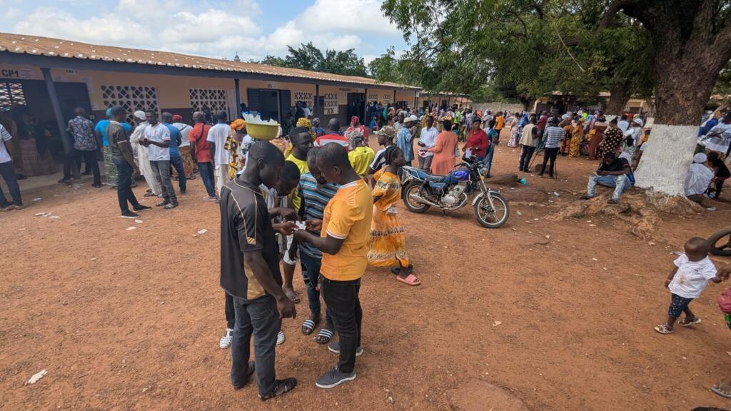 Mobilisation très importante à 11h à Dioulakro, l'un des plus grands centres de vote de Yamoussoukro. Ici, c'est une ambiance de fête qui règne.