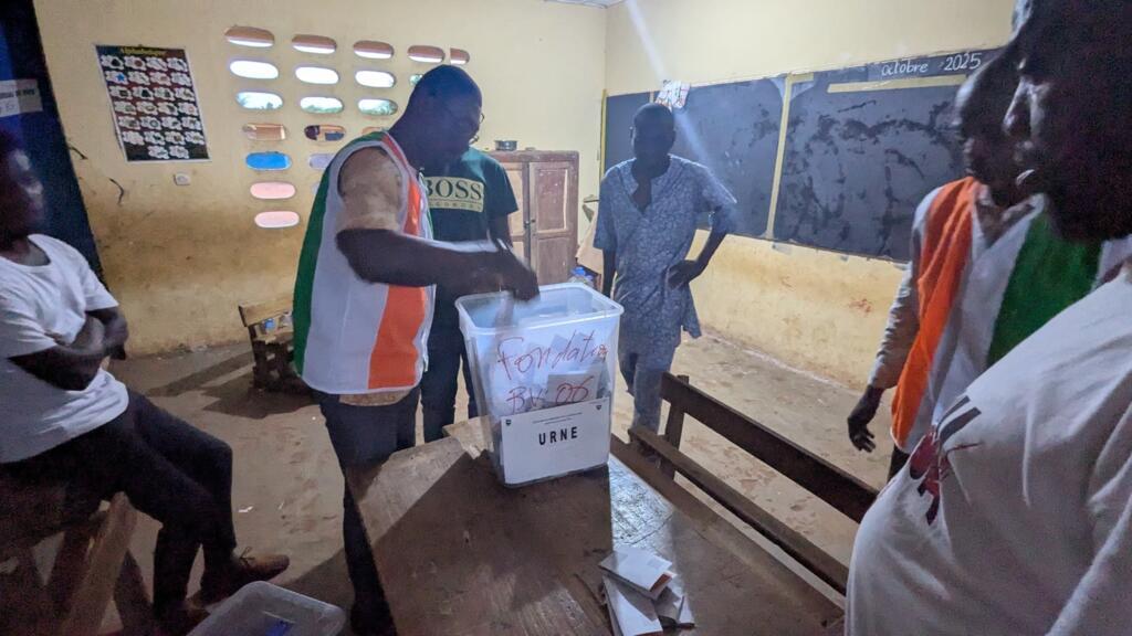 Début du dépouillement à Ecole Fondation de Yamoussoukro, le 25 octobre 2025.
