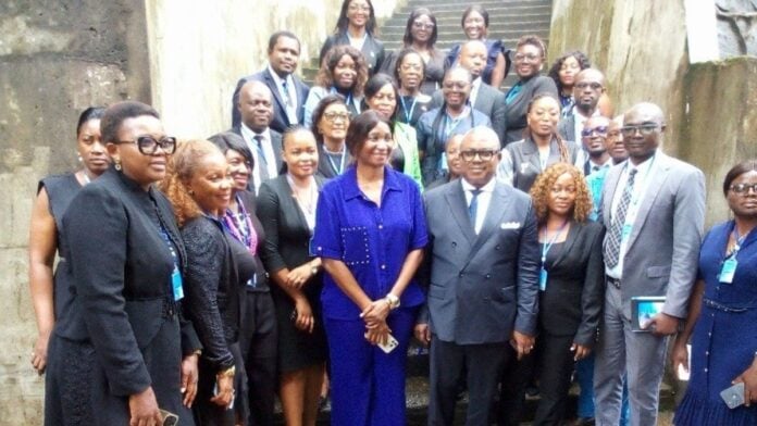 Les avocats autour de l’ancien bâtonnier Me Monthé Patrice bis Les avocats autour de l’ancien bâtonnier Me Monthé Patrice