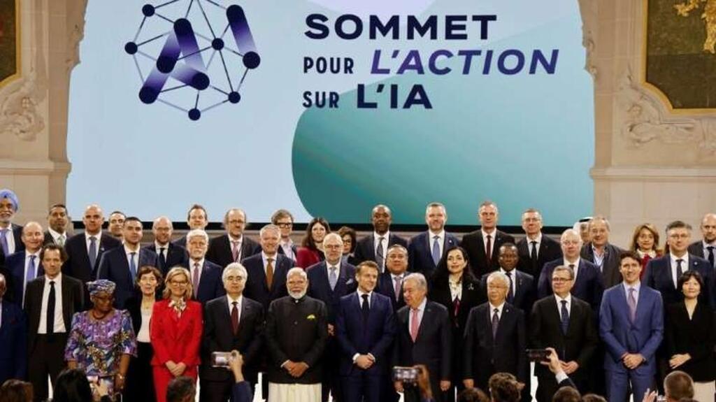 Le président Emmanuel Macron avec les leaders mondiaux et participants au sommet sur l'IA organisé au Grand Palais à Paris, le 11 février 2025.