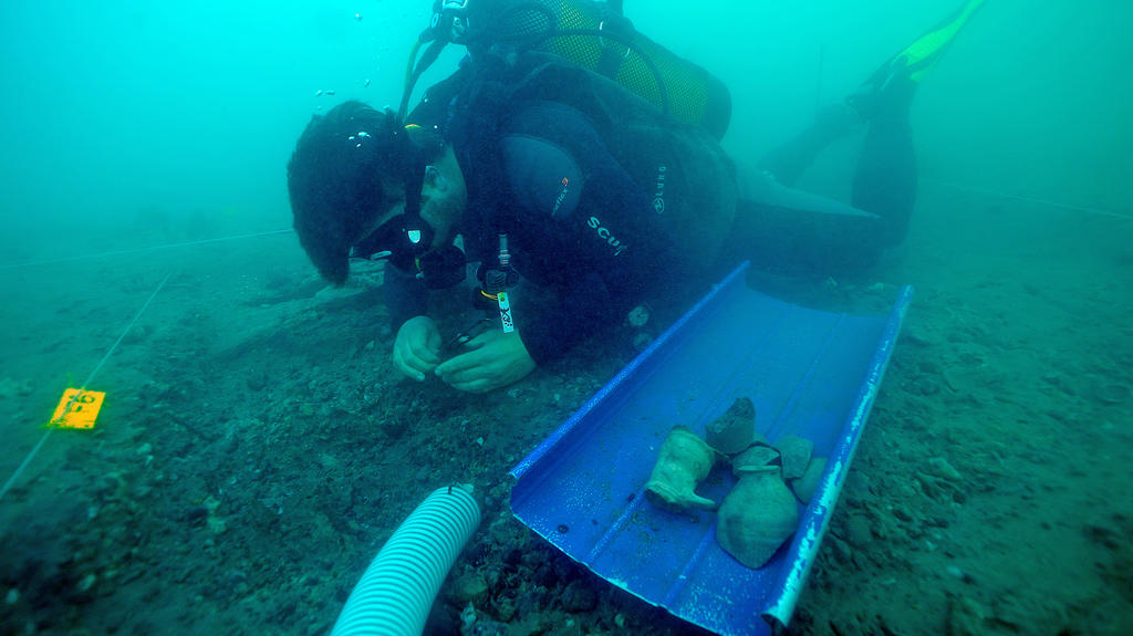 Fouille en cours des bouteilles en céramique de type qulal.