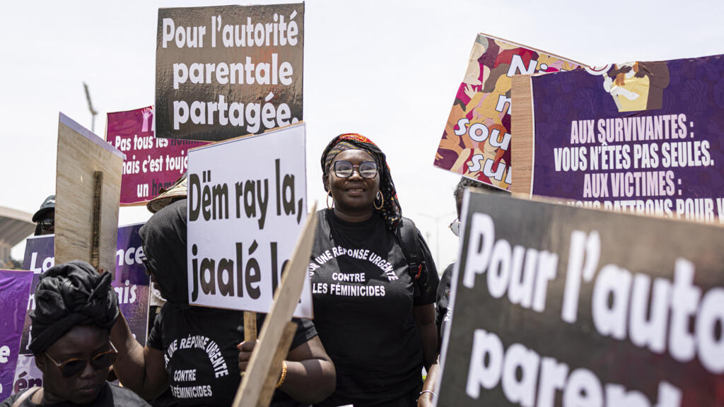 Des manifestantes brandissent des pancartes lors d'un «sit-in» contre les féminicides organisé par des groupes de la société civile et des ONG à Dakar, le 31 mai 2025 (image d'illustration).