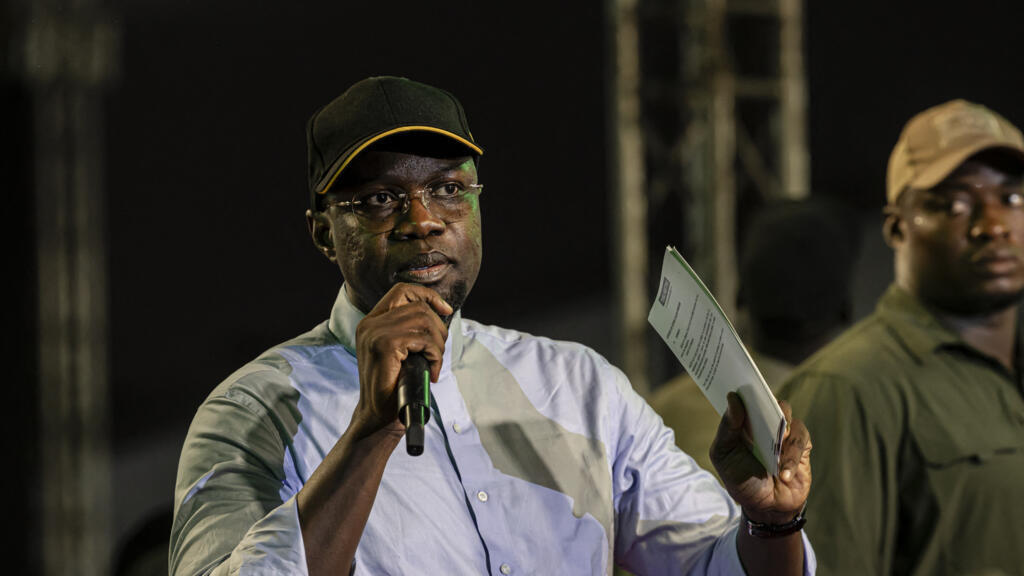 Le Premier ministre sénégalais Ousmane Sonko s'adresse à ses partisans lors d'un rassemblement à Dakar, le 8 novembre 2025.