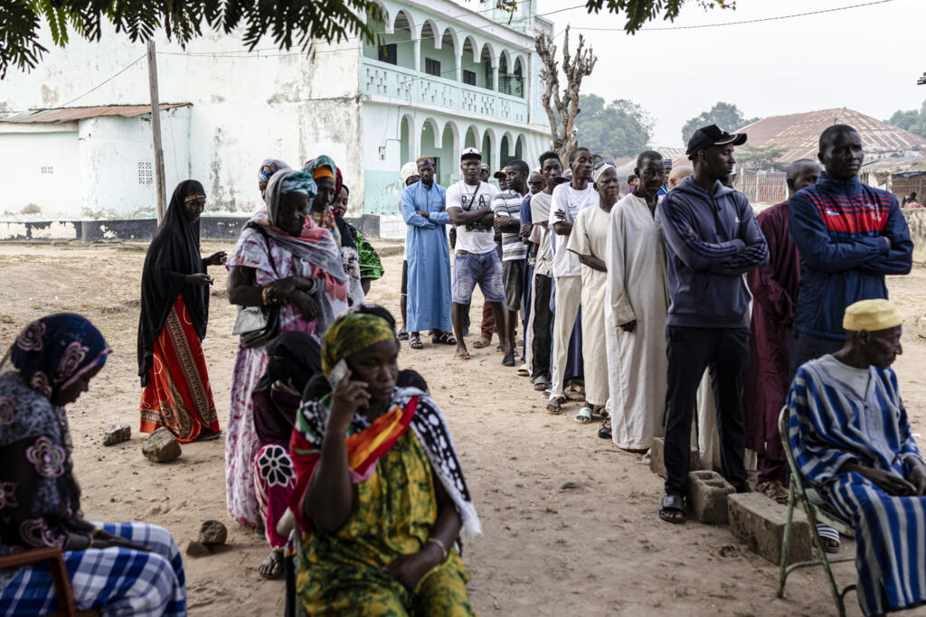 Des électeurs font la queue au bureau de vote Nema 1 à Gabu le 23 novembre 2025, lors des élections présidentielle et législatives de Guinée-Bissau.