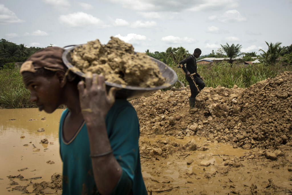 Un groupe de Galamseyer, mineurs illégaux, extrait de l'or dans la région de Kibi, au sud du Ghana. Cette activité est l'une des principales causes de la pollution des cours d'eau et de la dégradation environnementale. (Image d'illustration).