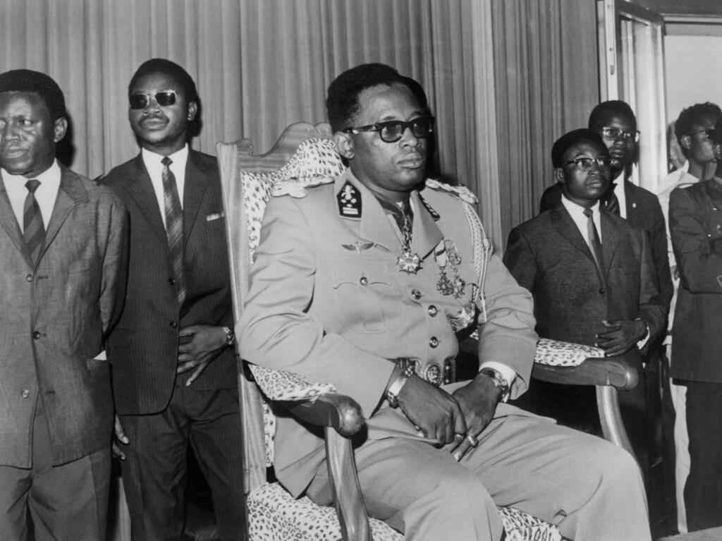 Mobutu assiste au début d'une session parlementaire à Kinshasa, le 3 décembre 1965.