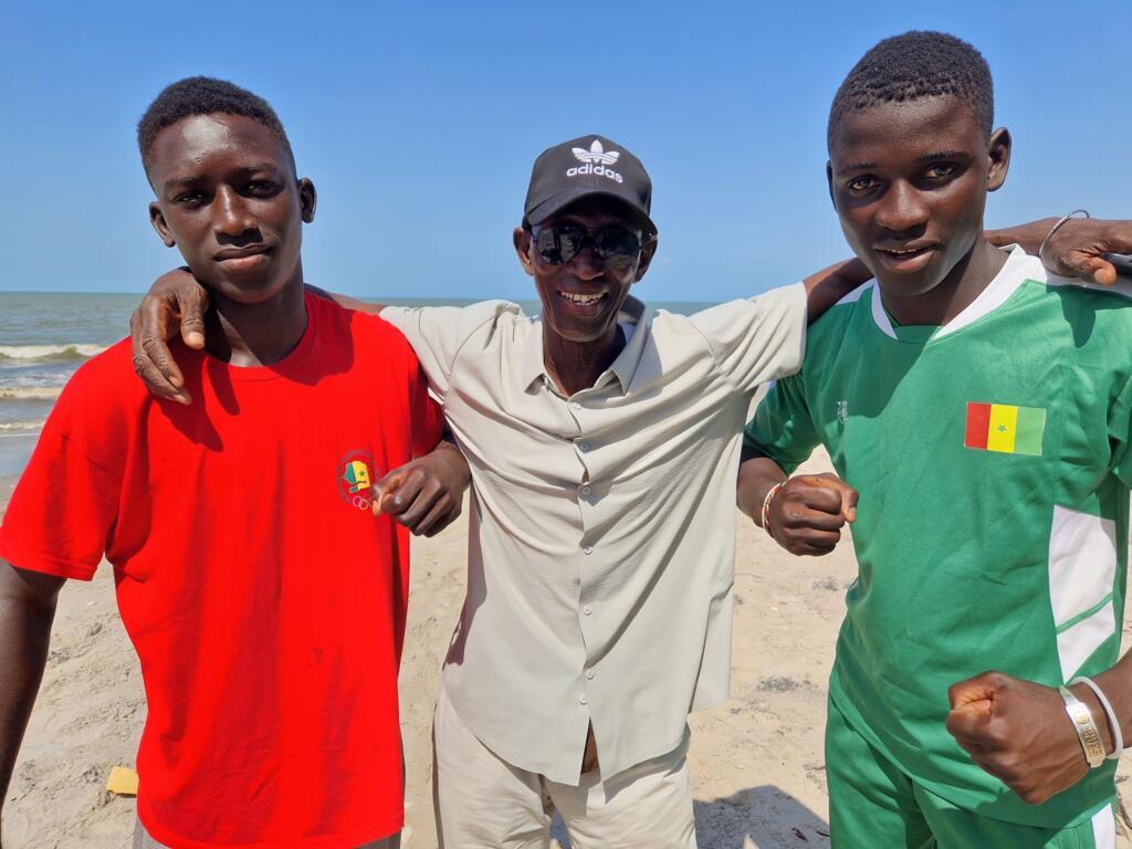 Mohamed Diokh (à gauche) et Ibrahima Sarr (à droite) entourent le Directeur technique nationale de la Lutte, Khalifa Sow.