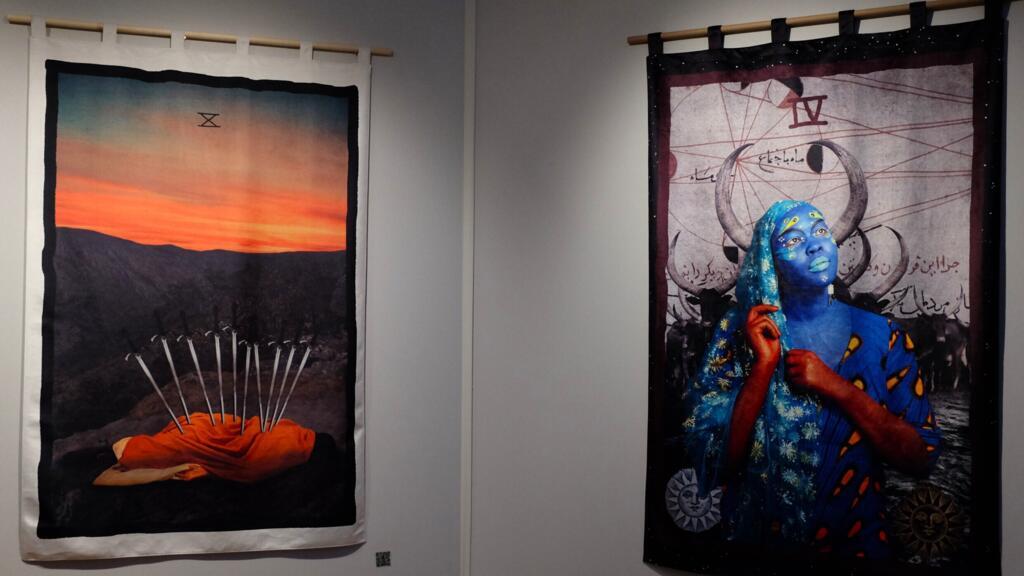 A droite, un détail de l’œuvre III de la série « This Happened To You » de l’artiste Atong Atem, présentée par la Mars Gallery (Australie) à Paris Photo 2025.