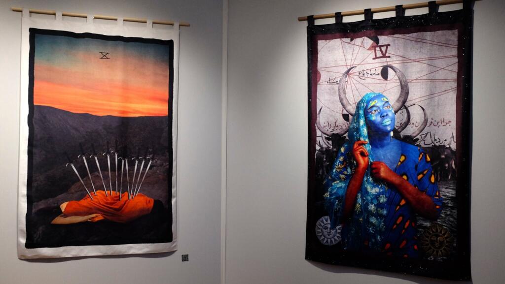 A droite, un détail de l’œuvre IV de la série « This Happened To You » de l’artiste Atong Atem, présentée par la Mars Gallery (Australie) à Paris Photo 2025.