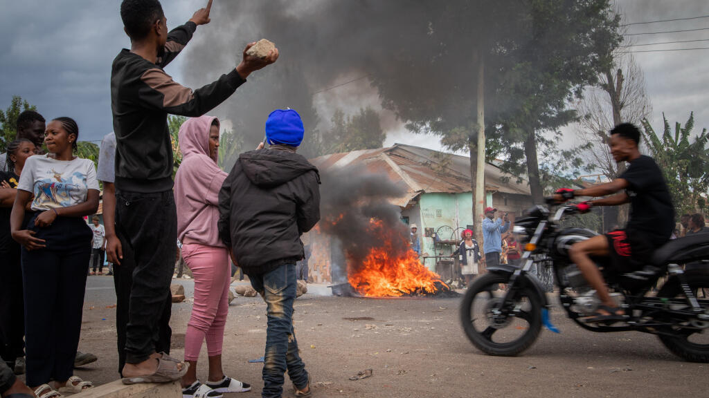 Des manifestants défilent dans les rues d'Arusha, en Tanzanie, le jour des élections, le mercredi 29 octobre 2025.