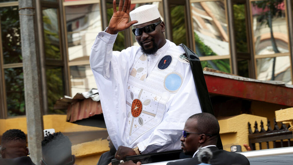 Le président guinéen Mamadi Doumbouya salue la foule après avoir déposé sa candidature auprès de la Cour suprême en vue de l'élection présidentielle prévue le 28 décembre, à Conakry, en Guinée, le 3 novembre 2025.