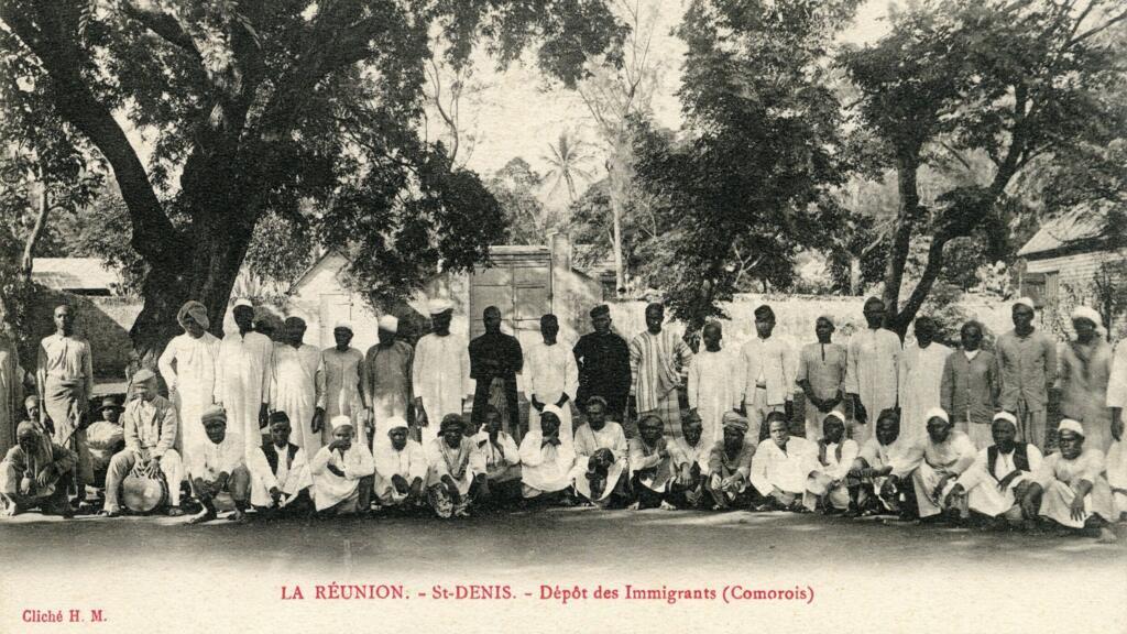 Engagés comoriens à La Réunion, 1897 - Coll. Privée. Photo issue de l’exposition « Les engagés du sucre - l'engagisme à La Réunion », à partir du 15 novembre au Musée Stella Matutina, à Piton Saint-Leu, à La Réunion.