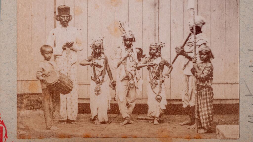 Danseurs de bal tamoul à La Réunion, vers 1870. Photo issue de l’exposition « Les engagés du sucre - l'engagisme à La Réunion », à partir du 15 novembre au Musée Stella Matutina, à Piton Saint-Leu, à La Réunion.