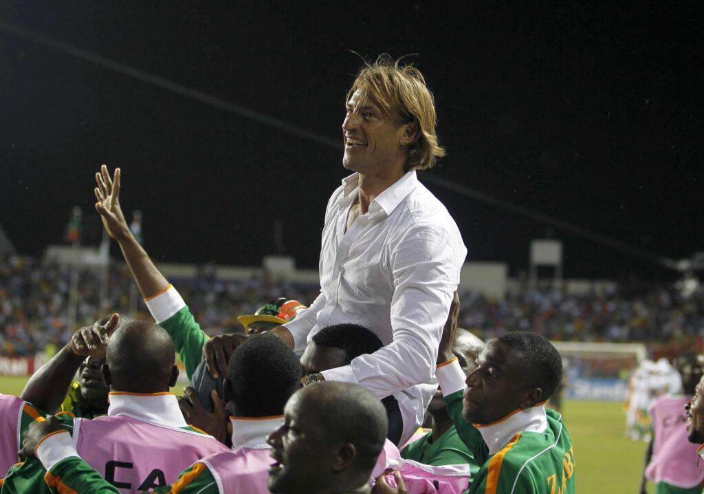 Le sélectionneur de la Zambie, Hervé Renard, porté en triomphe par ses joueurs après la victoire contre la Côte d'Ivoire en finale de la CAN, le 12 février 2012.
