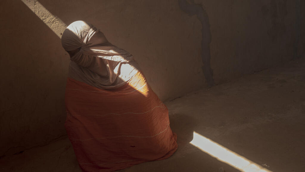 Une réfugiée malienne, dont le mari a été exécuté au Mali, pose anonymement dans le camp de réfugiés de M'berra à Bassikounou, le 4 novembre 2025. Elle a fui le blocus imposé par les jihadistes du JNIM, affilié à Al-Qaïda, qui resserre son emprise sur le régime militaire malien.