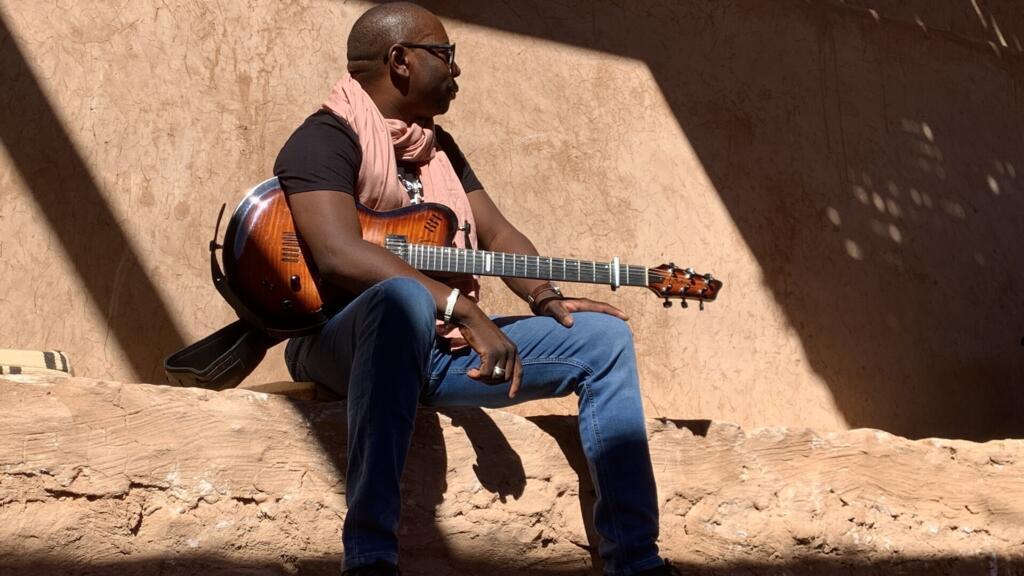 Formé à la percussion, c’est à 20 ans que Vieux Farka Touré, ici au Maroc, a débuté son apprentissage de la guitare.