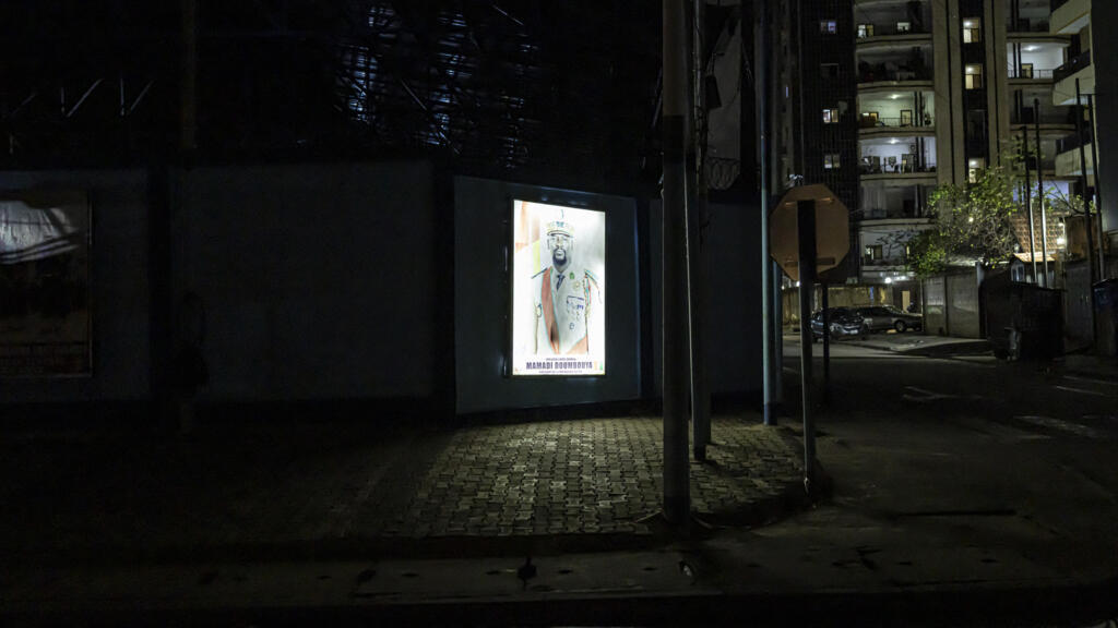 Une affiche représentant le président Mamady Doumbouya lors de l'annonce des résultats provisoires du référendum à Conakry, le 23 septembre 2025.