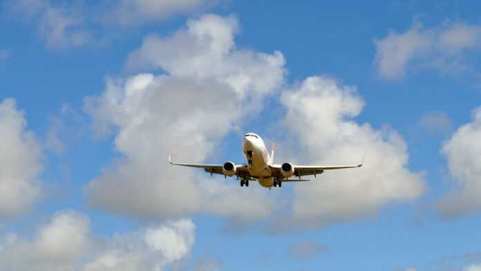 Avion avec train d'atterrissage sorti Avion avec train d'atterrissage sorti