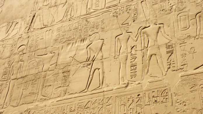 Un mur de hiéroglyphes en Egypte Un mur de hiéroglyphes en Egypte