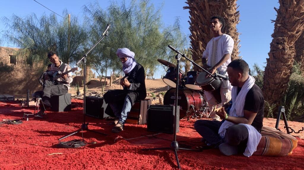 Avec les années, inspirés des grands groupes du Mali, nombre de jeunes se sont mis à jouer le blues du désert.