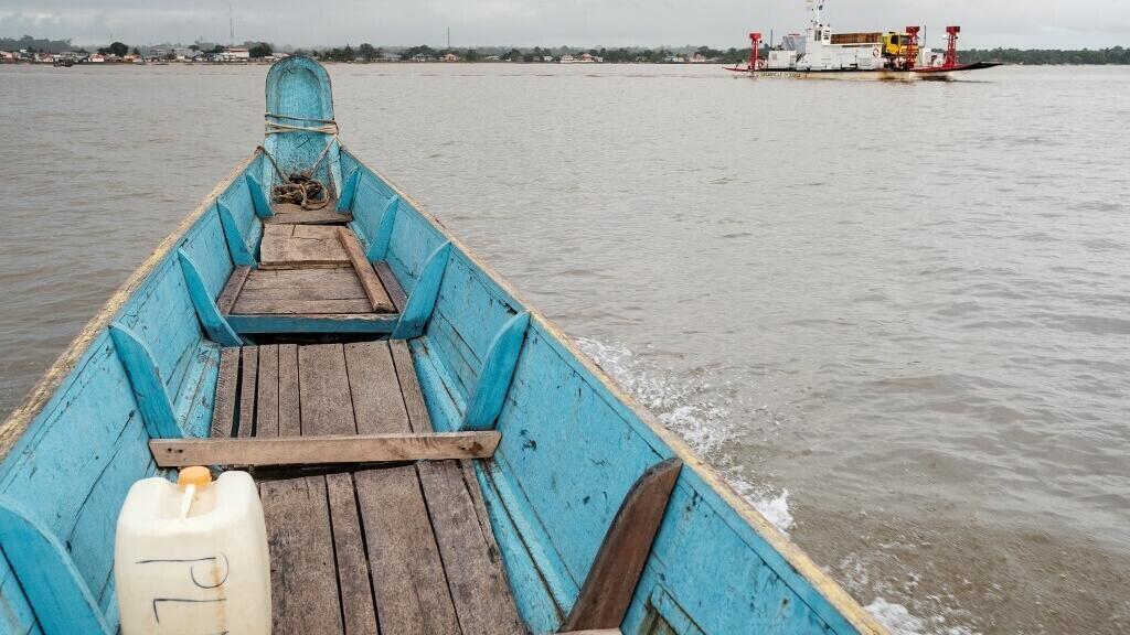 Une pirogue quitte Saint-Laurent du Maroni, en Guyane française, en 2019 (Image d'illustration).