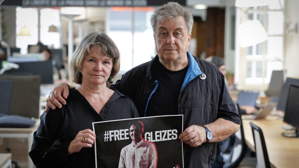 La mère du journaliste sportif français Christophe Gleizes, Sylvie Godard, et son beau-père, Francis Godard, posent lors d'une séance photo au siège de l'organisation internationale de défense de la liberté de la presse Reporters sans frontières (RSF) à Paris, le 27 août 2025.