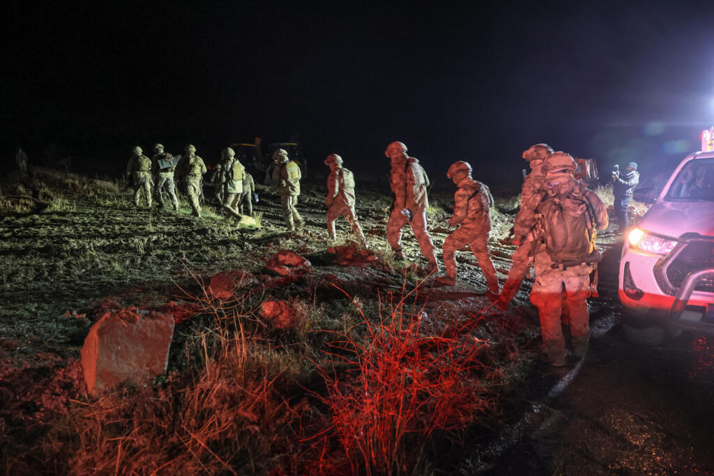 Des soldats patrouillent tandis que les opérations de recherche et de sauvetage se poursuivent sur le site du crash d'un jet privé à destination de la Libye, transportant le chef d'état-major libyen, le général Mohamad Al-Haddad. L'épave a été retrouvée à 2 kilomètres au sud du village de Kesikkavak, dans le district de Haymana, à Ankara, le 24 décembre 2025.