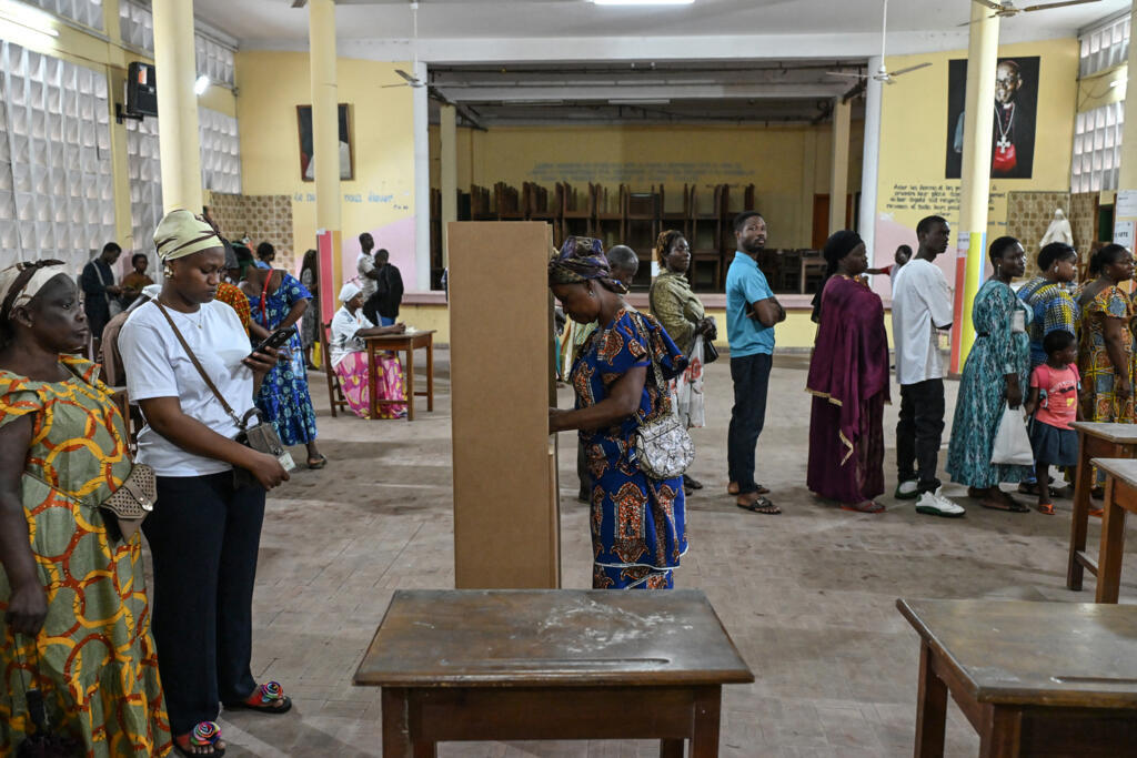 Dans un bureau de vote à Abidjan, le 27 décembre 2025, lors des élections législatives en Côte d'Ivoire.