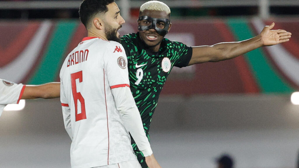 Les Super Eagles ont remporté un match haletant face aux Aigles de Carthage. Alors que les coéquipiers de Victor Osimhen menaient tranquillement 3-0 à vingt minutes de la fin, les Tunisiens sont revenus au score grâce à Talbi puis Abdi, insuffisant cependant pour refaire complètement son retard. Revivez le match commenté sur RFI.