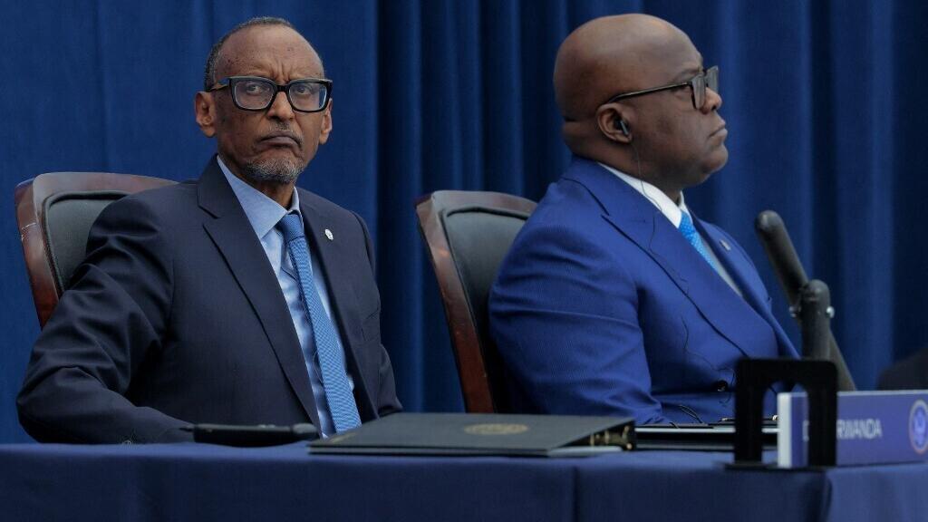 Le président rwandais Paul Kagame (à gauche) et le président de la République démocratique du Congo Félix Tshisekedi assistent à la cérémonie de signature d'un accord de paix à l'Institut Donald J. Trump pour la paix, le 4 décembre 2025 à Washington, DC.