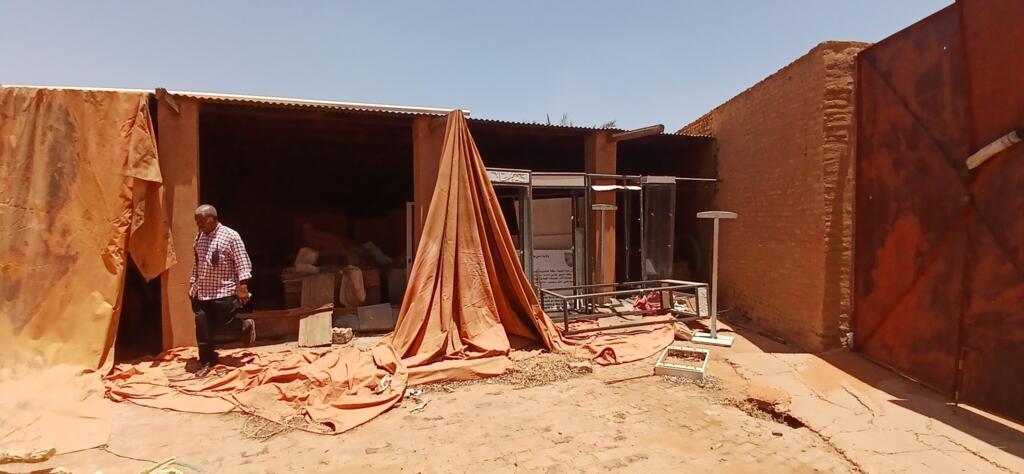 Soudan, mai 25025: un homme marchant au milieu des décombres du musée de la Maison du Khalifa, à Omdurman, dans la banlieue ouest de Khartoum.