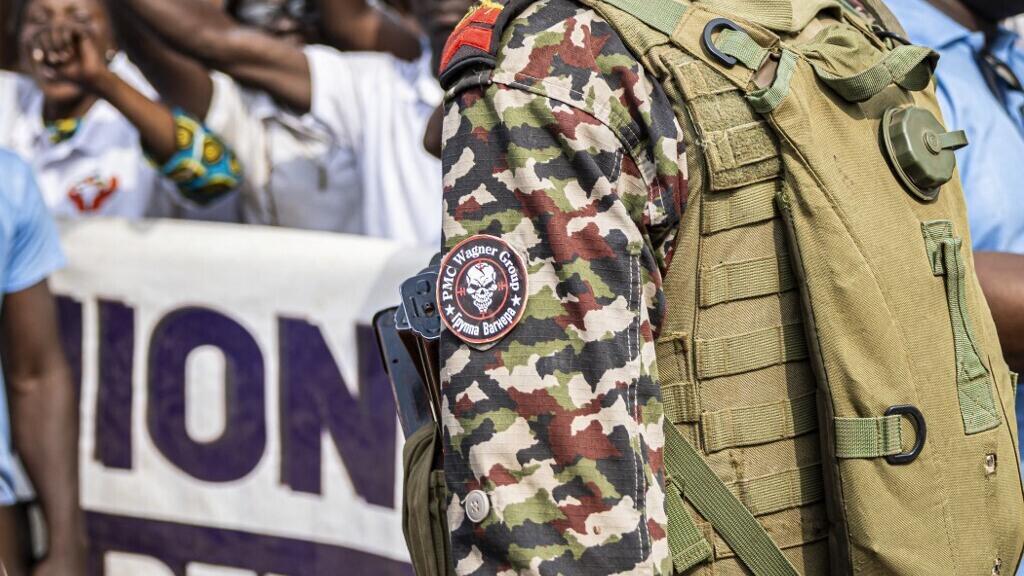 Logo du groupe mercenaire privé Wagner sur l'uniforme d'un membre des forces armées de la République centrafricaine, le 1ᵉʳ mars 2025 (Image d'illustration)