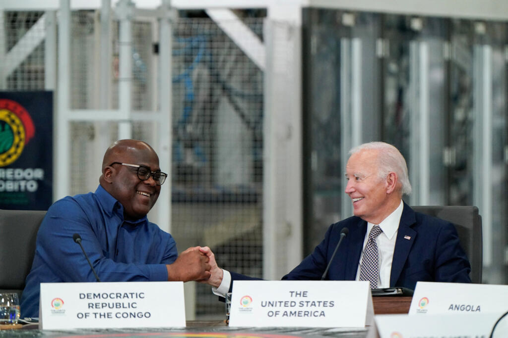 Le président congolais Félix Tshisekedi, assis à côté de Joe Biden, alors qu'ils assistent à une réunion dans les installations de Carrinho, près de Lobito, en Angola, le 4 décembre 2024.