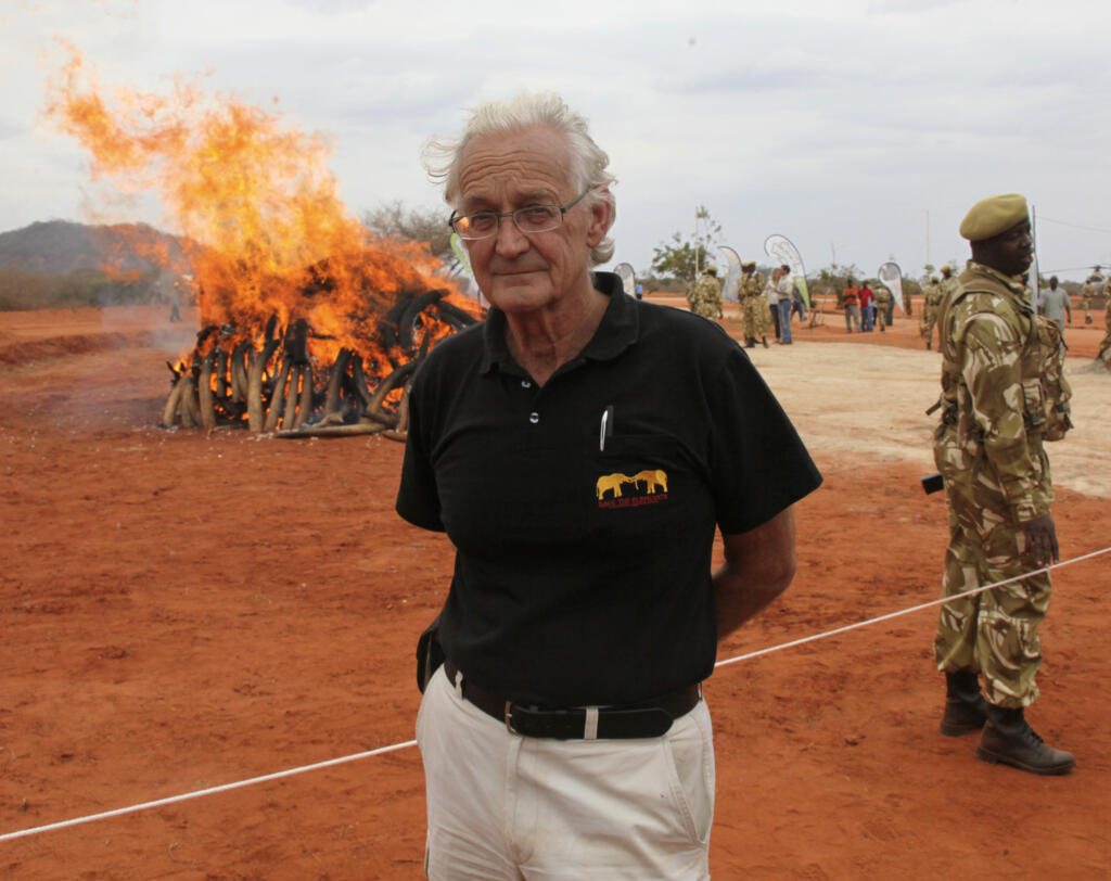 M. Iain Douglas-Hamilton pose devant l'ivoire confisqué à l'école de formation à la faune sauvage du Kenya, à Manyani, au Kenya, le mercredi 20 juillet 2011. Afin de lutter contre le commerce illégal d'ivoire en Afrique, le Groupe de travail de l'Accord de Lusaka (LATF) a proclamé la Journée africaine de l'application de la loi en brûlant cinq tonnes d'ivoire de contrebande à l'école de formation à la faune sauvage du Kenya.