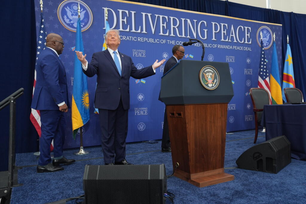 Donald Trump aux côtés de Paul Kagame et Félix Tshisekedi à Washington pour la signature de l'accord de paix entre la RDC et le Rwanda, le 4 décembre 2025.
