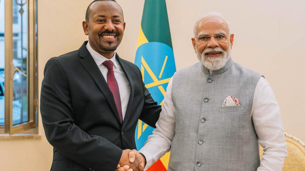 Le Premier ministre indien Narendra Modi, à droite, serre la main du Premier ministre éthiopien Abiy Ahmed Ali lors d'une réunion bilatérale au Palais national éthiopien à Addis-Abeba, en Éthiopie, le mardi 16 décembre 2025.