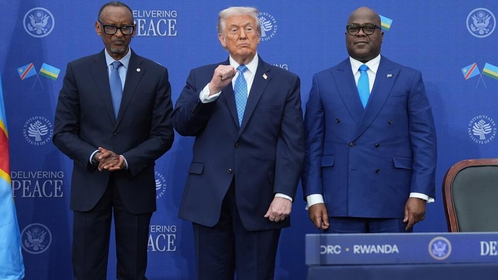 Paul Kagame, président du Rwanda, et Félix Tshisekedi, président de la République démocratique du Congo, entourent le président américain Donald Trump à Washington, le 4 décembre 2025.