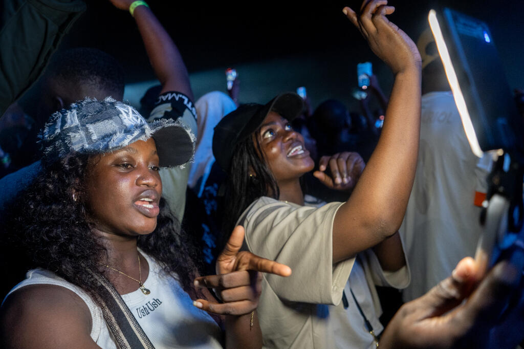 Un public conquit au  festival Mother Africa d'Abidjan, le 28 décembre 2025.