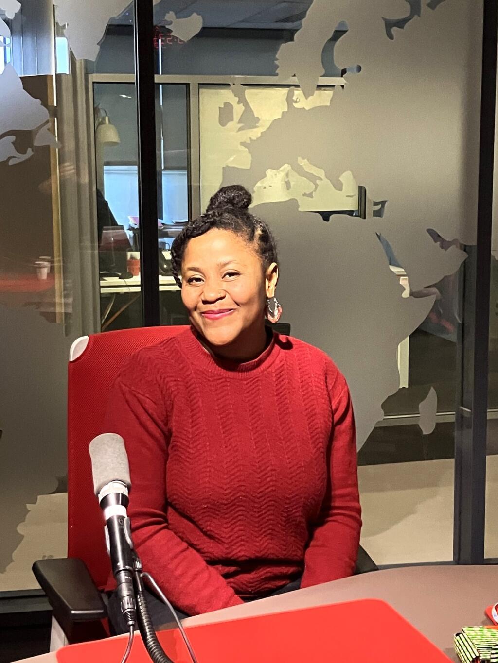 L'écrivaine Touhfat Mouhtare en studio à RFI (décembre 2025)