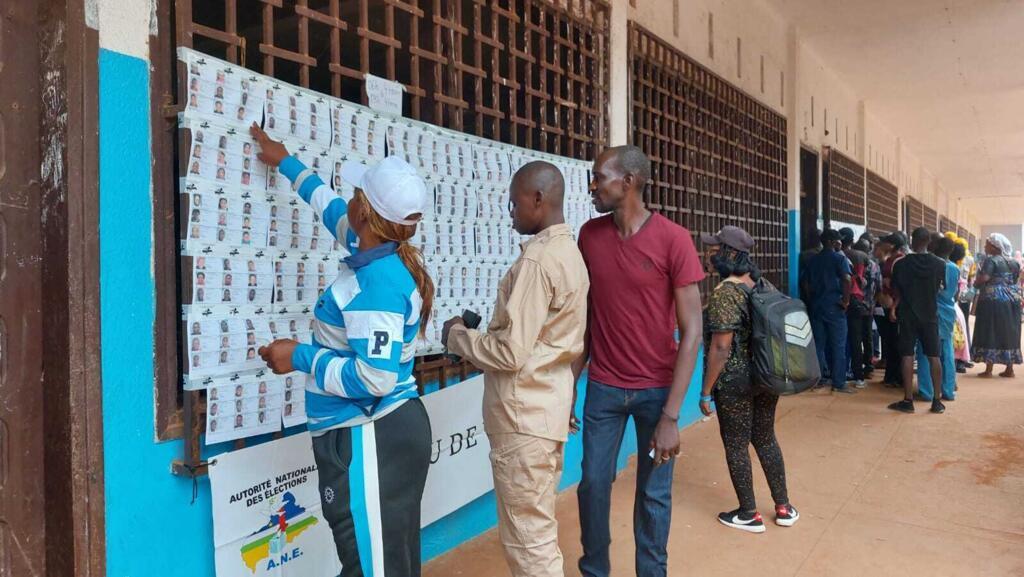 Des Centrafricains à Bangui consultant les listes électorales durant le quadruple scrutin du 28 décembre 2025.